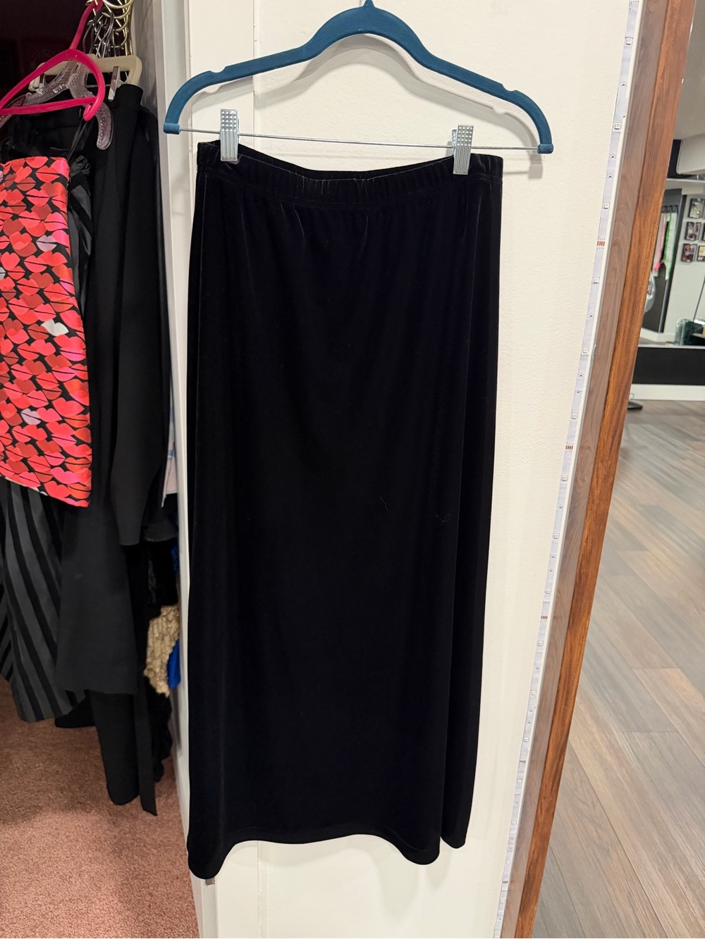 Elegant Black Velvet Maxi Skirt with Elastic Waist